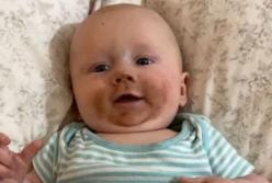 Мать покормила сына грудью после нанесения автозагара и рассмешила пользователей соцсетей (фото)