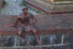 В центре Луцка украли скульптуру символа города - кликуна (фото)