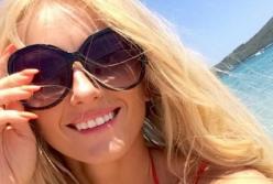 Украинская звезда показала шикарную грудь в красном купальнике (фото, видео)