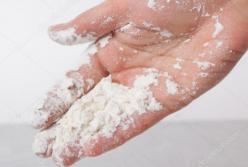 В Краматорске обсыпали мукой женщину-кандидата в депутаты (фото)