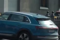 На масках заработал? "Слуга народа" под Радой "засветил" дорогое авто (видео)