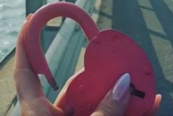 Из новобрачных — в рецедивисты: россиян наказали за «замок любви», который они повесили на Крымском мосту (видео)