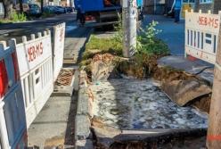 В Днепре студентка провалилась в яму с водой 