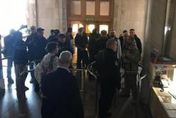В ГБР ворвались "сторонники Порошенко" в балаклавах
