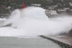 Поваленные деревья и волны по 7 метров: Испанию накрыл мощный шторм (видео)