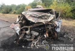 ДТП на Запорожье: два человека погибли в горящей машине, еще пятеро пострадали (фото)