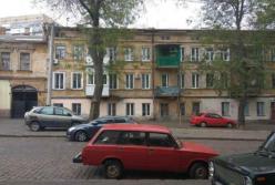 В Одессе часть балкона рухнула на людей (фото)