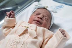 Забавный снимок серьезного младенца насмешил Сеть (фото)