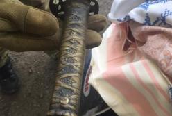 Украинские пограничники задержали мужчину с самурайским мечом (видео)