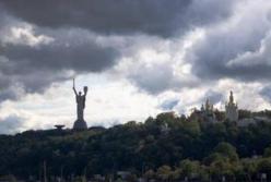 Ураган в Киеве: ветер сорвал крышу и повалил дерево (видео)