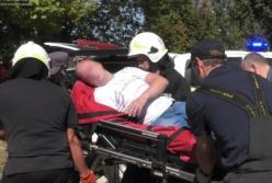 В Херсоне на прохожего с крыши упала бетонная плита (фото)