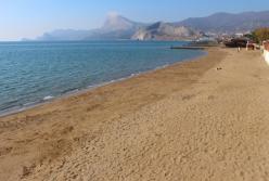 На пляже в Крыму посреди октября заметили "последних" туристов (фото)