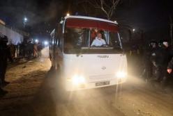 Во Львове кашляющего мужчину пассажиры за ногу выволокли из автобуса (видео)