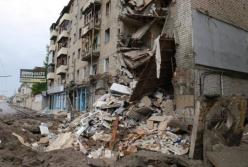 У Харкові численні "прильоти" у житлові будинки і ТЦ, окупанти атакували також Миколаїв та Одесу: відео очевидців