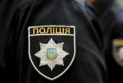 В Киеве патрульные спасли девушку от суицида на мосту