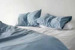 Названы причины, почему вредно спать на простынях, которые не стирали неделю 