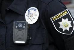 Во Львове мужчина бросился на авто патрульных и делал вид, что его сбили (видео)