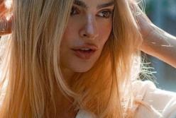 Эмили Ратаковски снялась в рубашке на голое тело (фото)