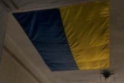 В Николаеве дырку в потолке райадминистрации закрыли флагом Украины (фото)
