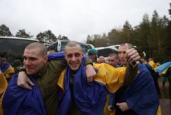 Україна повернула додому 185 захисників із російського полону та 20 цивільних (відео)