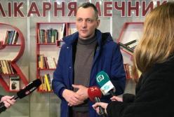 Советник премьера Юрий Голик привез в больницу Мечникова сотни новых книг