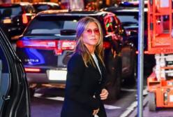 50-летняя Дженнифер Энистон похвасталась фигурой в белом наряде (фото)