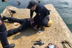 В Одессе мужчина с оружием пытался попасть на затонувший танкер