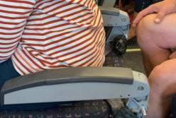Пассажирка в кресле без спинки летела рейсом лоукостера EasyJet (фото)