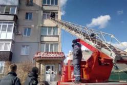 На Харьковщине мужчина угрожал выбросить 11-месячного ребенка из окна  