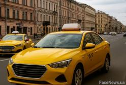 У Петербурзі заборонили мігрантам працювати у таксі: рішення набирає чинності з вересня