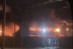 "Не полетять на українські міста": на заводі з виробництва дронів у Таганрозі сталась велика пожежа (відео)