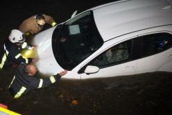 В Одесі через зливу загинула сімʼя з 5 людей, потонули також 3 жінки та чоловік, яких накрило хвилею (відео)