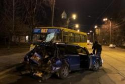 В Киеве пьяный водитель врезался в маршрутку: шесть пострадавших