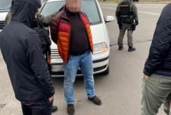 В Киеве задержали двух мужчин, которые требовали у предпринимателя 700 тыс. грн
