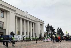 В Киеве участники акции протеста против открытия рынка земли перекрыли движение (фото)