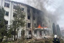 Російський дрон вдарив по будівлі ТЦК у Сумах, серед поранених - підліток (відео)