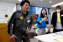 "Було так боляче, що я не міг стояти": японці випробували симулятор менструального болю