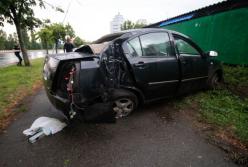 В Киеве легковушка снесла столб и вылетела на тротуар, водитель был пьян (видео)