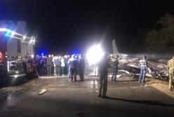 Крушение самолета в Чугуеве под Харьковом: продолжаются поиски трех человек (фото)