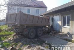 Во Львовской области грузовик въехал в жилой дом, есть пострадавший