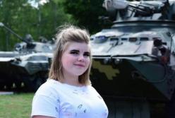 Первые украинские девушки-танкистки прошли курс молодого бойца (відео)