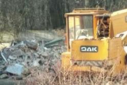 В Киеве на территории школы прогремел взрыв (фото)