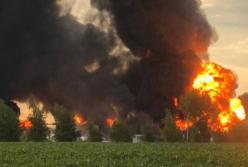 На Дніпропетровщині рятувальники другу добу продовжують гасити пожежу на нафтобазі 