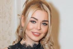 Алина Гросу засветила пышный бюст в кружевном комбинезоне (фото)