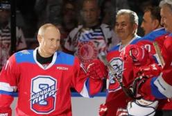 "Еле держится на коньках": Путина высмеяли из-за конфуза на хоккейном матче (видео)