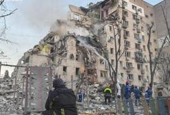 Росіяни знесли цілих 6 поверхів житлового будинку на Дарниці в Києві, багато загиблих (фото, відео)