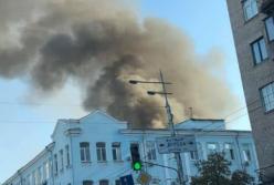 В Киеве возле метро Олимпийская вспыхнул серьезный пожар (фото)