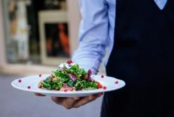 Эксперт сообщила, сколько времени можно хранить холодец и оливье