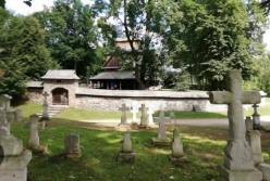 Поляки приховали маскувальною сіткою хрести на українських могилах (фото, відео)