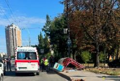 Влетів у маршрутку і вилетів на зупинку з людьми: у Києві сталась страшна смертельна ДТП, є відео моменту